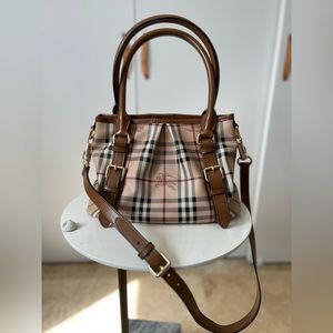 Authentic Burberry purse barely used in good condition.